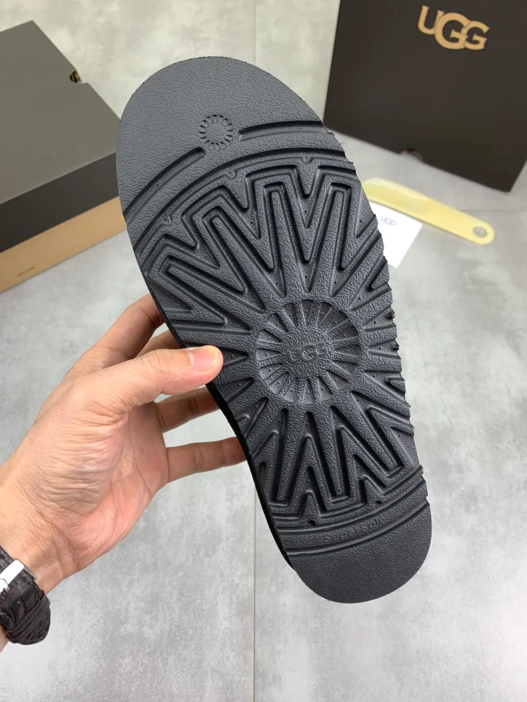 Men's men's shoes 💰P480 New top version UGG 2025 autumn and winter new high-top casual shoes new series Ansley Mules Fashionable and comfortable shallow flat slip-on casual loafers ✨ Classic suede cowhide with 10mm wool lining Insole suede collar Soft and comfortable ❤️ Decorated with UGG classic heat embossed brand logo on the back side Full texture Lightweight rubber sole Anti-slip, wear-resistant and comfortable Color: Black Brown Size: 39-45